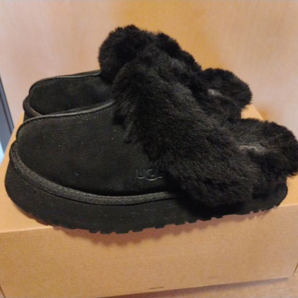 UGG Women's Cozy Black Slippers - Picture 15 of 16